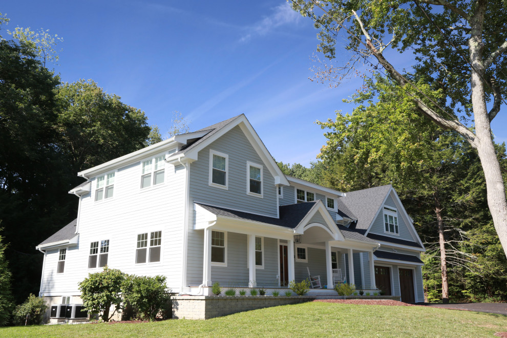 Mittelgroßes, Zweistöckiges Klassisches Einfamilienhaus mit Vinylfassade, grauer Fassadenfarbe, Satteldach, Schindeldach, grauem Dach und Verschalung in Boston