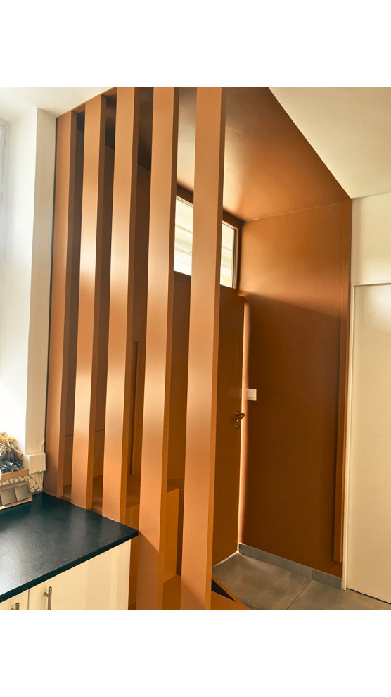 Idée de décoration pour un hall d'entrée avec un mur orange et une porte orange.