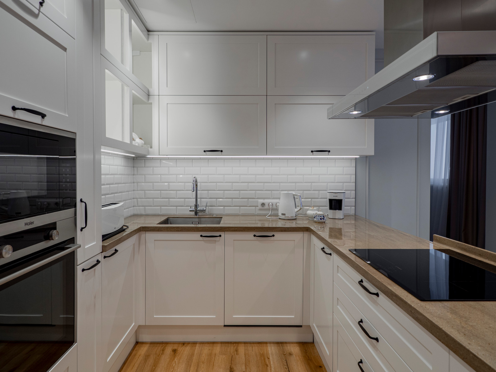 Стильная неоклассическая кухне в белом цвете