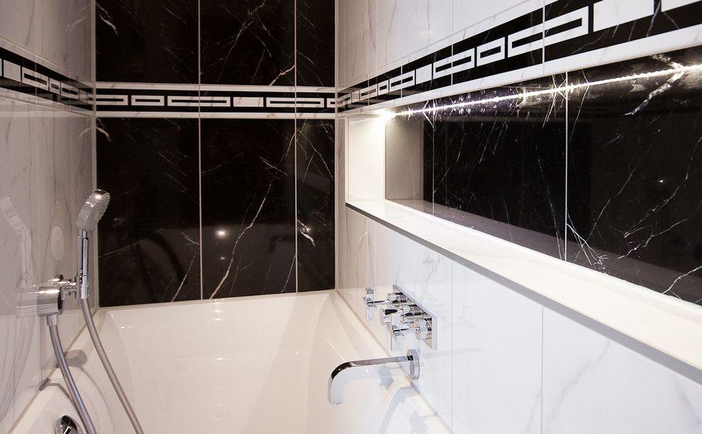 Badezimmer En Suite With Einbaubadewanne, bodengleicher Dusche, bunten Wänden, Keramikboden and buntem Boden in Frankfurt