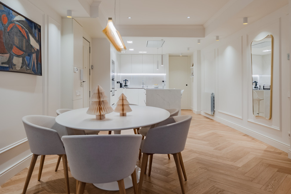 Ejemplo de comedor de cocina clásico renovado de tamaño medio con paredes blancas, suelo de madera clara, suelo beige, casetón, ladrillo y cuadros