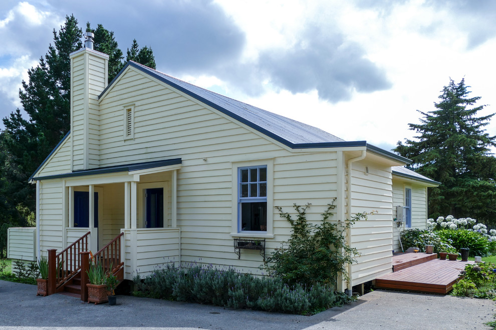 Inspiration for a Small country exterior in Auckland.