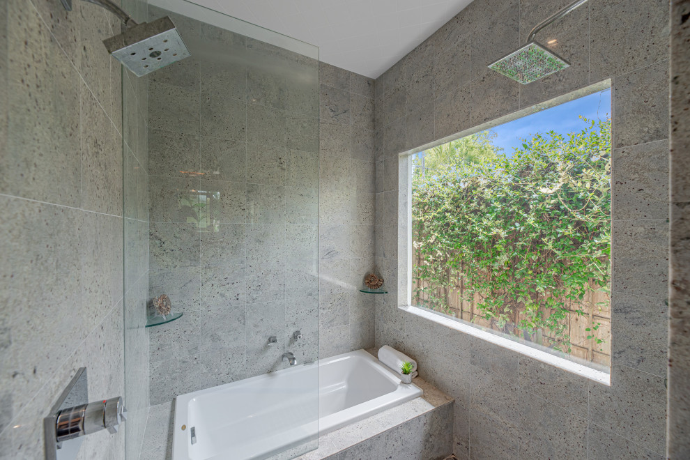 Eklektisk inredning av ett litet grå grått en-suite badrum, med ett japanskt badkar, våtrum, grå kakel, stenhäll, grå väggar, skiffergolv, ett integrerad handfat, grått golv och dusch med gångjärnsdörr