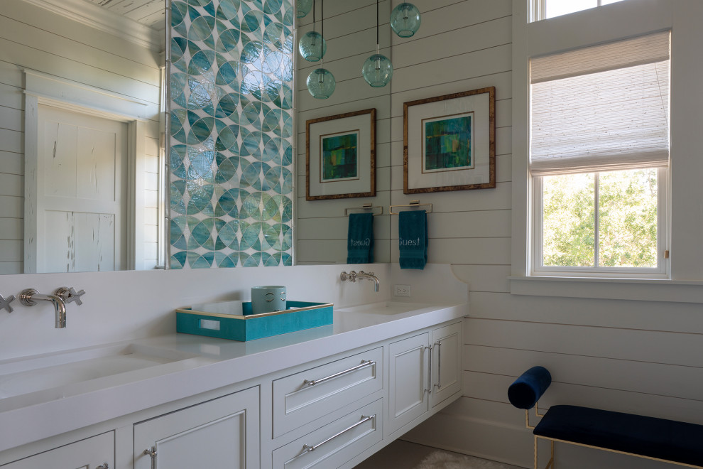 Идея дизайна: большая ванная комната в морском стиле с фасадами с утопленной филенкой, белыми фасадами, ванной в нише, унитазом-моноблоком, синей плиткой, плиткой мозаикой, белыми стенами, полом из керамической плитки, душевой кабиной, накладной раковиной, бежевым полом, душем с распашными дверями, белой столешницей, тумбой под две раковины, подвесной тумбой, деревянным потолком и стенами из вагонки