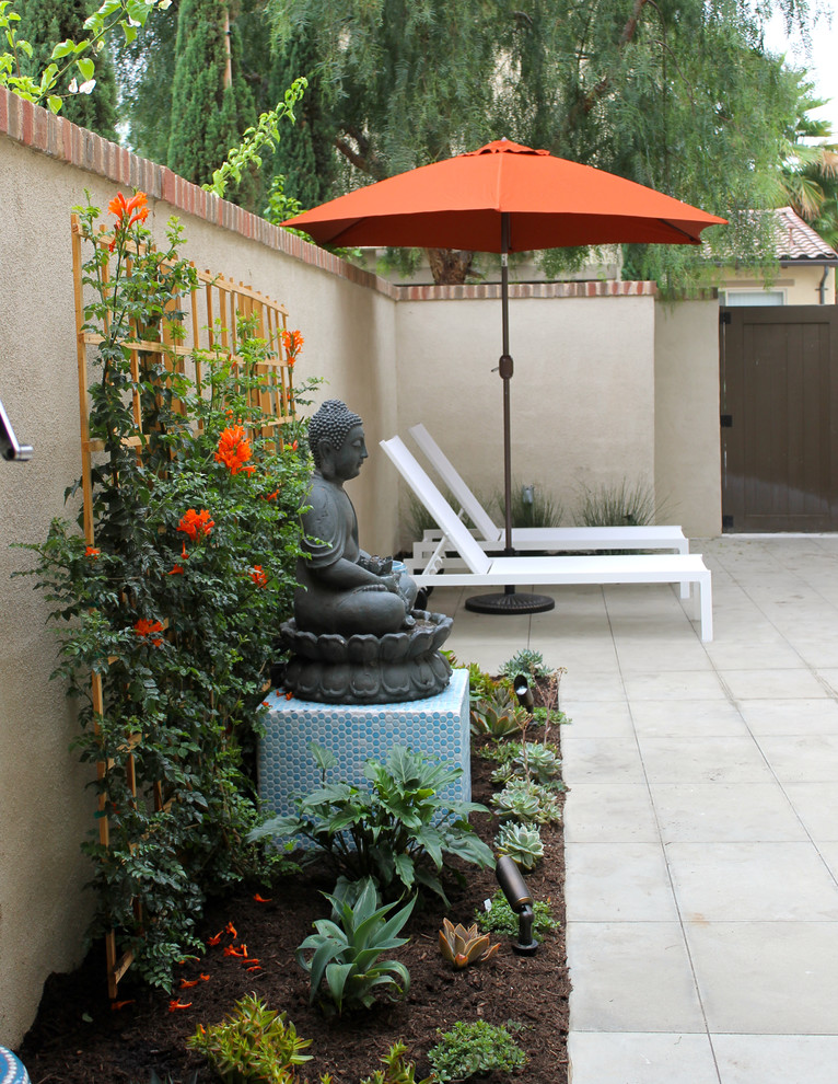 Small contemporary backyard partial sun xeriscape in Orange County with concrete pavers.