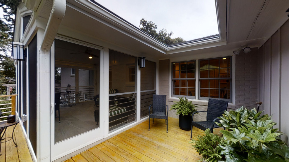 Ispirazione per una privacy sulla terrazza design di medie dimensioni e dietro casa