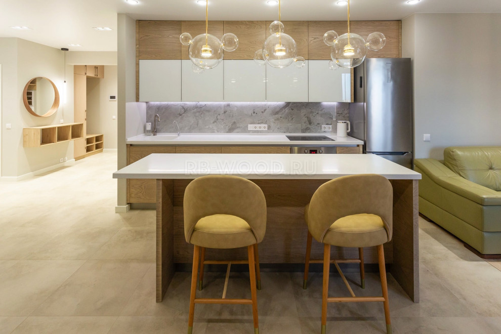 Островная кухня в квартире студии