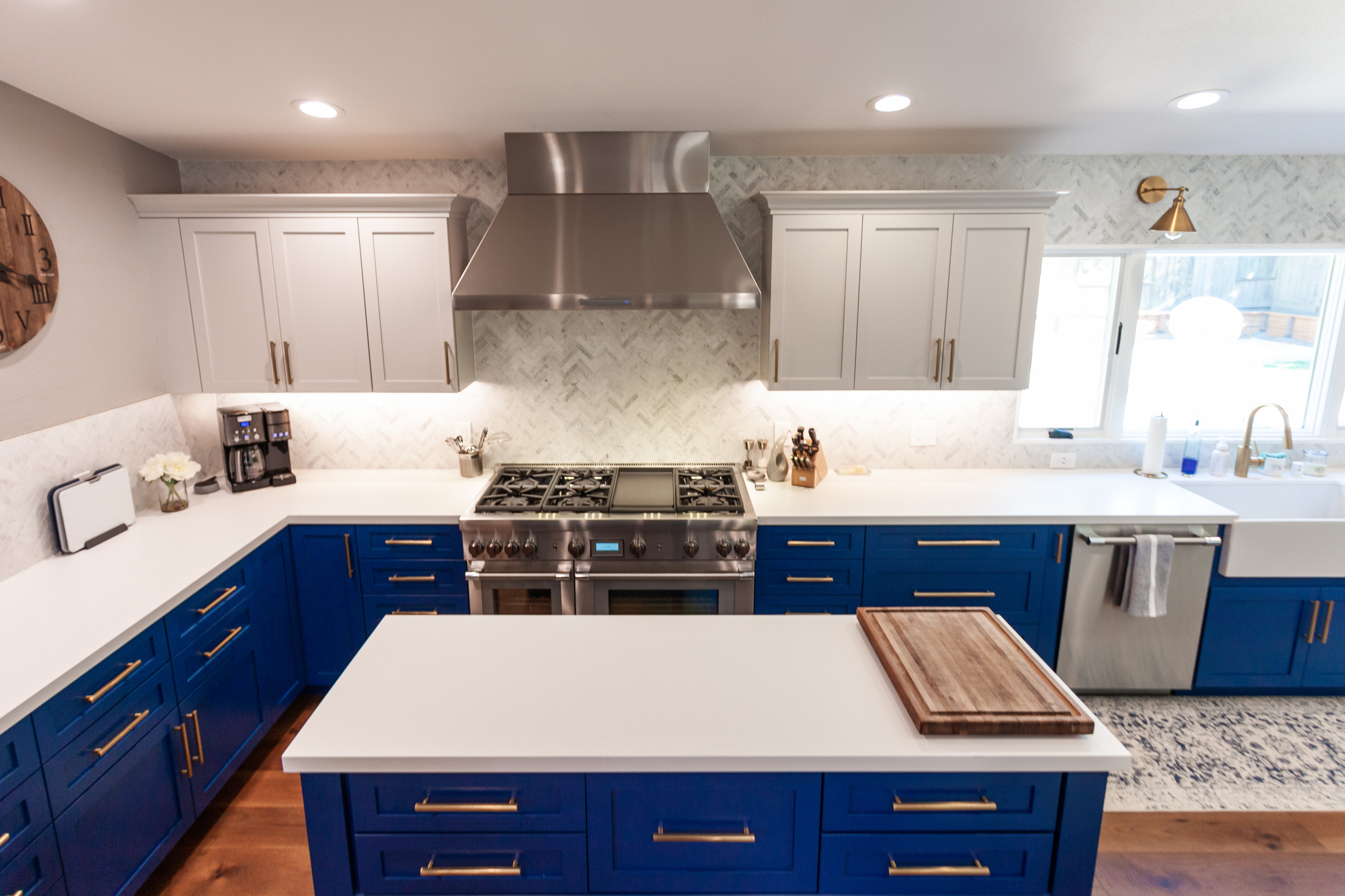 Stunning Kitchen w Blue Island