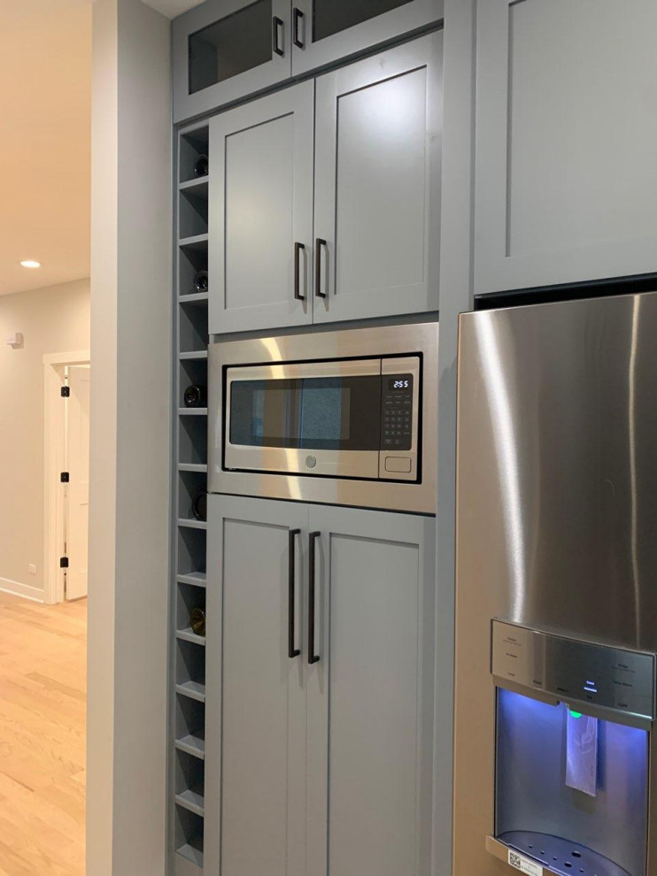 Example of a transitional kitchen design in Chicago