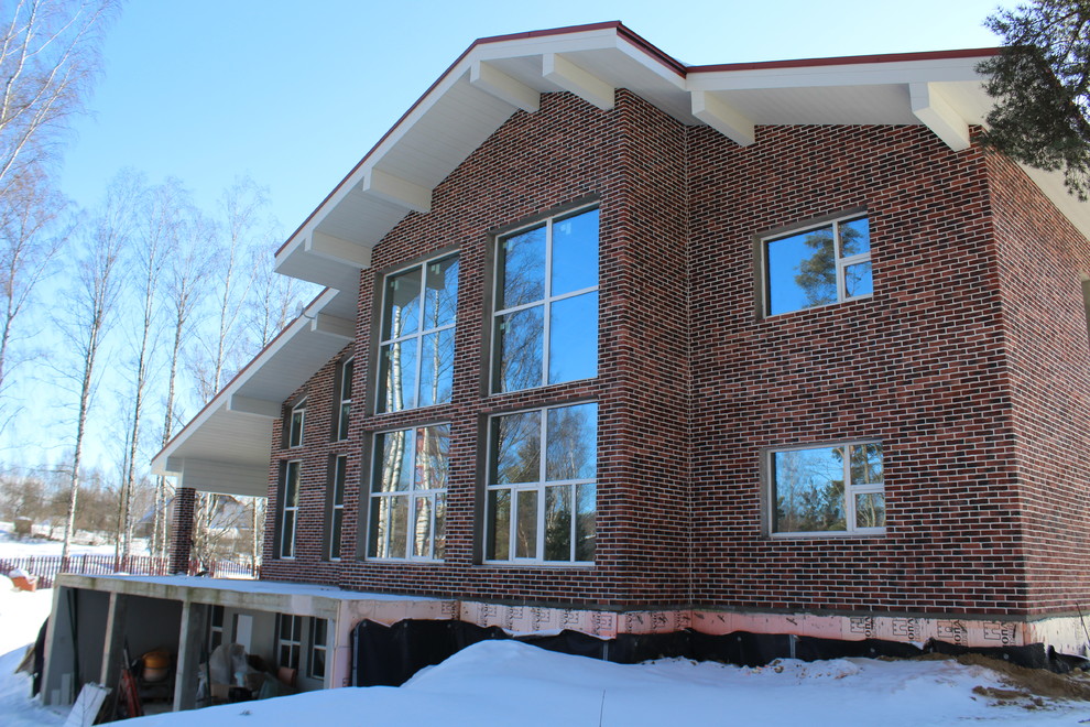 Большой загородный дом с видом на лес.