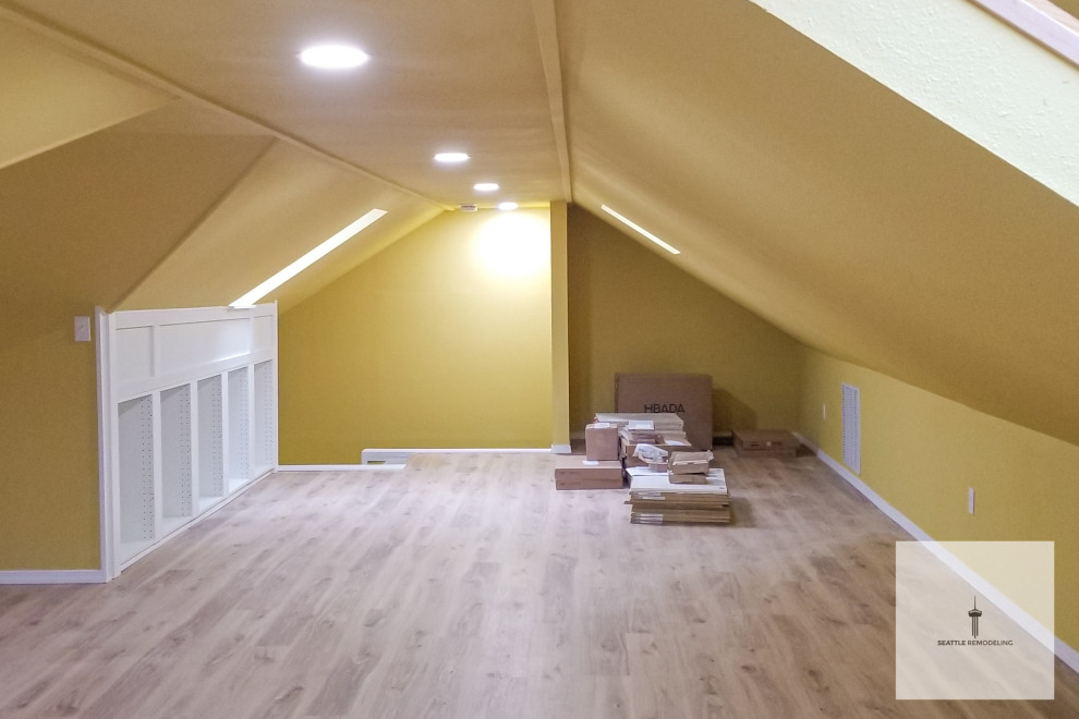 Cette image montre un grand salon design fermé avec une salle de réception, un mur jaune, sol en stratifié, un sol marron et un plafond voûté.