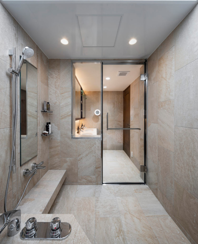На фото: ванная комната: освещение в стиле лофт с бежевыми стенами, полом из керамогранита, бежевым полом и многоуровневым потолком с