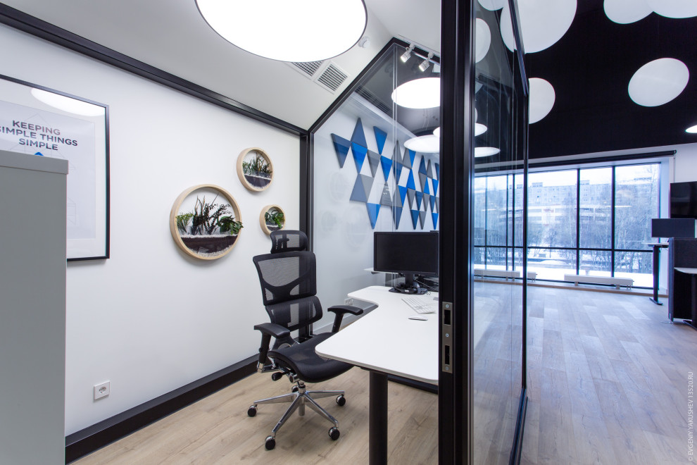 Office in Neo-Geo Business Center