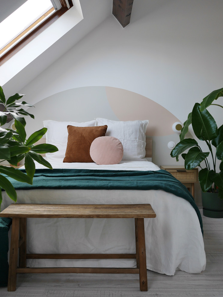 Imagen de dormitorio principal minimalista grande con paredes rosas, suelo de madera clara y suelo beige