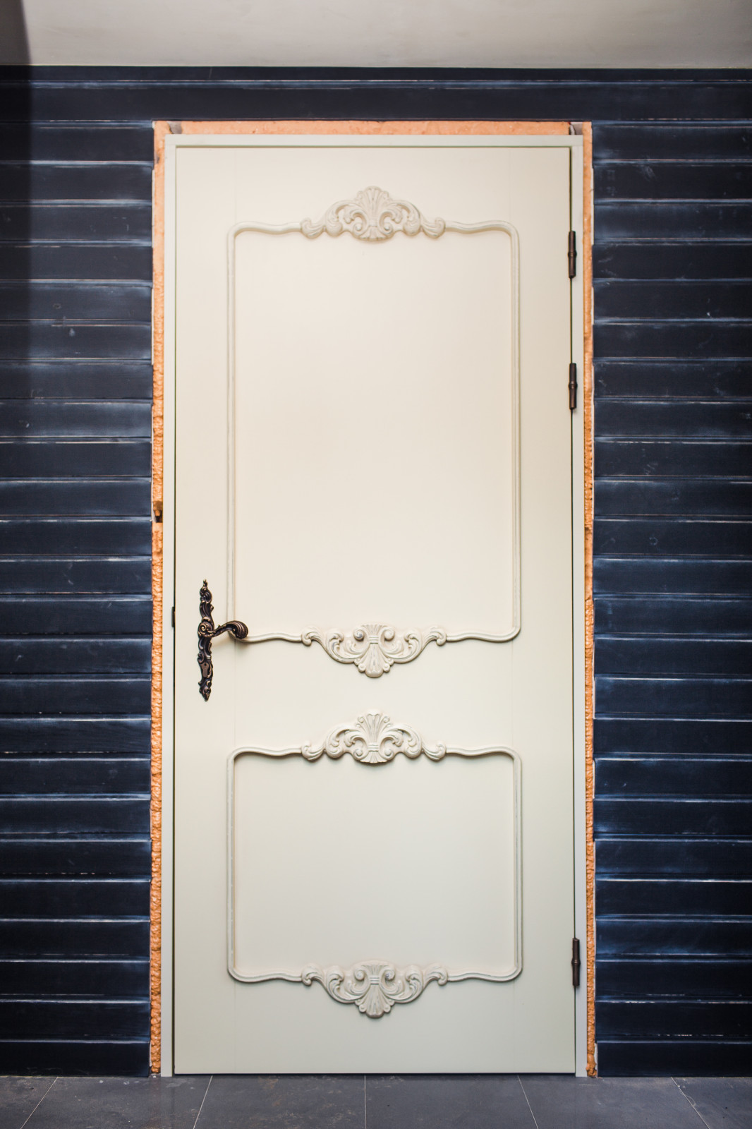 Двери и деревяные понели буазери для магазина