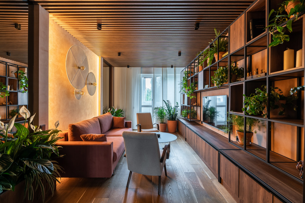 Immagine di un soggiorno contemporaneo con pareti beige, parquet scuro, TV a parete e pavimento marrone