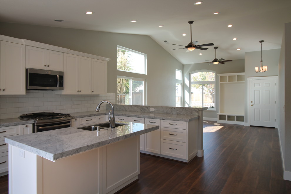 Example of a transitional kitchen design in Sacramento