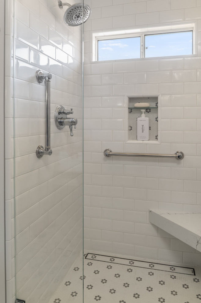 Пример оригинального дизайна: маленькая ванная комната в классическом стиле с фасадами в стиле шейкер, белыми фасадами, душем без бортиков, раздельным унитазом, белой плиткой, плиткой из листового камня, разноцветными стенами, полом из мозаичной плитки, врезной раковиной, столешницей из искусственного кварца, разноцветным полом, душем с распашными дверями, белой столешницей, сиденьем для душа, тумбой под одну раковину, встроенной тумбой и обоями на стенах для на участке и в саду