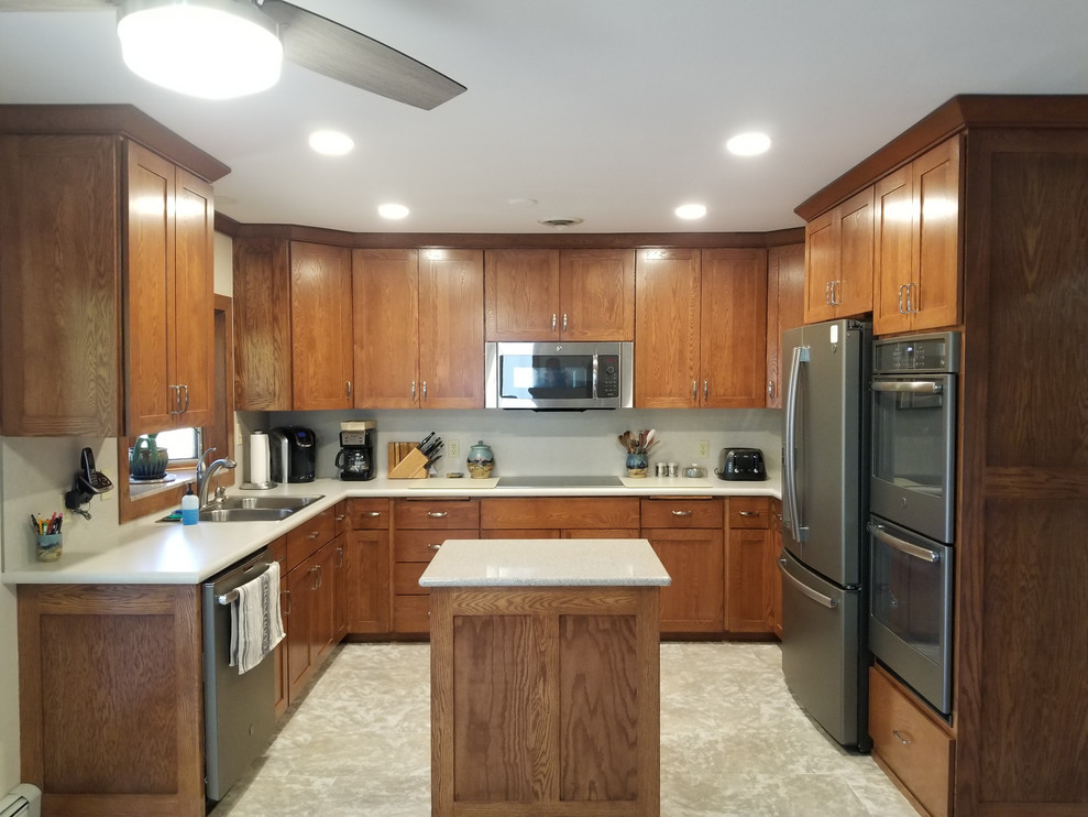 Kitchen - mid-sized traditional kitchen idea