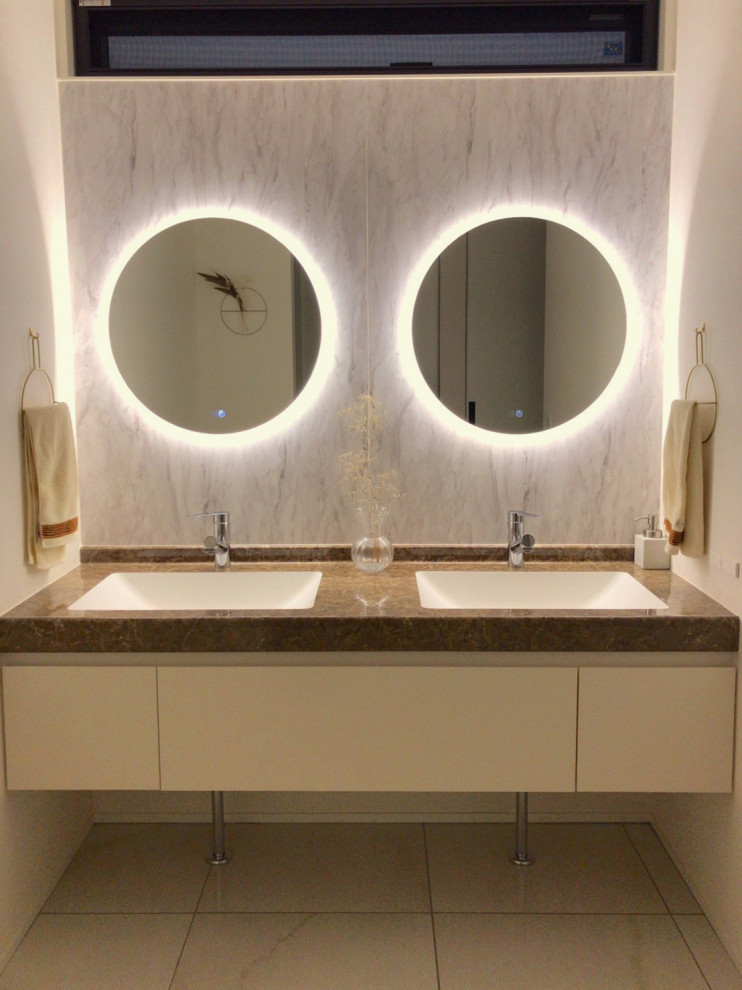 Moderne Gästetoilette mit braunen Schränken, weißer Wandfarbe, Unterbauwaschbecken, weißem Boden, eingebautem Waschtisch, flächenbündigen Schrankfronten und Keramikboden in Osaka