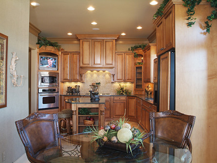 Example of a transitional kitchen design in Cincinnati