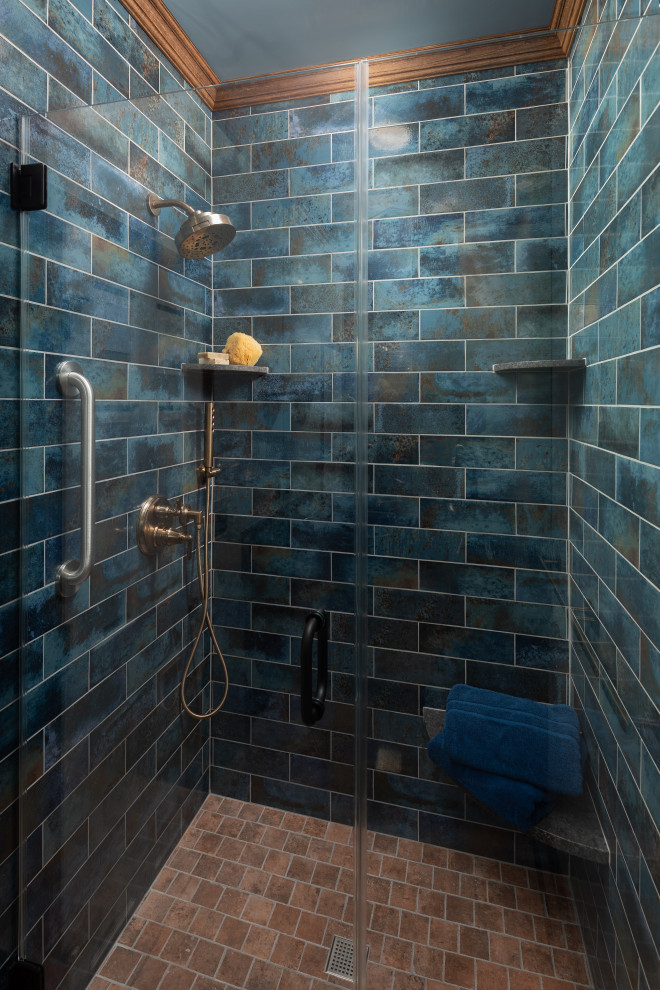 Kleines Mediterranes Badezimmer mit profilierten Schrankfronten, dunklen Holzschränken, blauen Fliesen, Porzellanfliesen, blauer Wandfarbe, Porzellan-Bodenfliesen, Aufsatzwaschbecken, Granit-Waschbecken/Waschtisch, braunem Boden, Falttür-Duschabtrennung, grauer Waschtischplatte, Duschbank, Einzelwaschbecken und eingebautem Waschtisch in Newark
