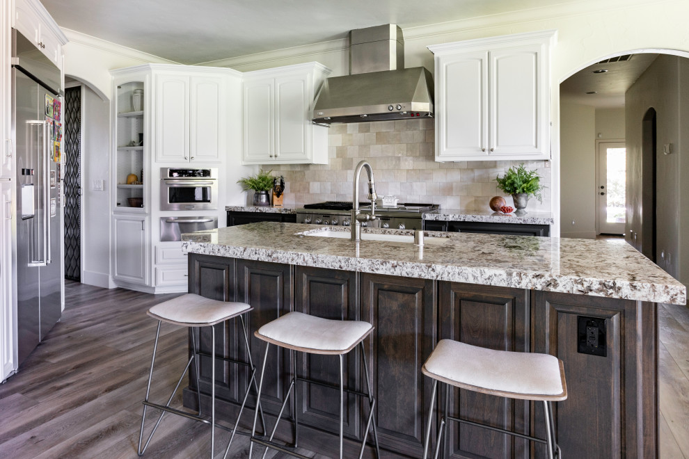 Transitional kitchen photo in Sacramento