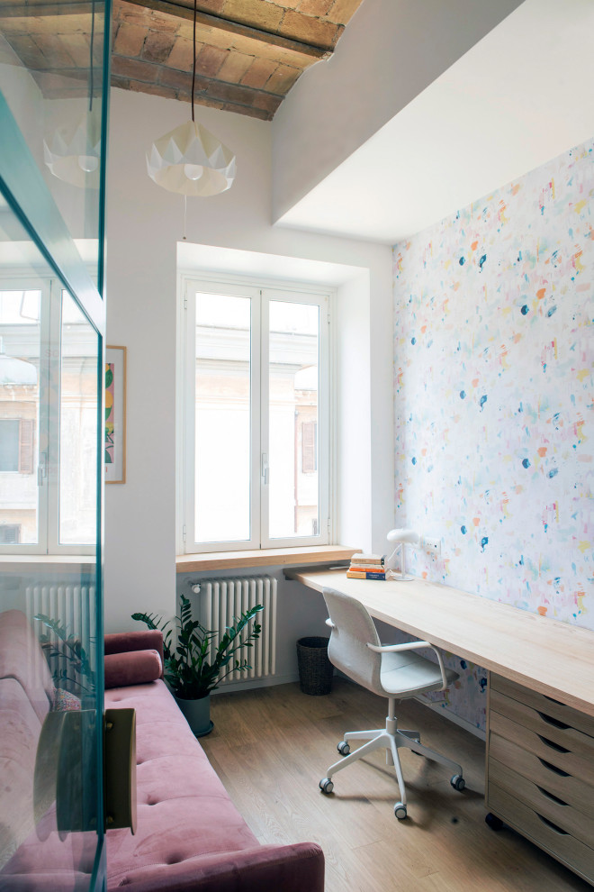 Cette image montre un petit bureau minimaliste avec un mur blanc, parquet clair, aucune cheminée, un bureau indépendant, un sol marron, poutres apparentes et du papier peint.