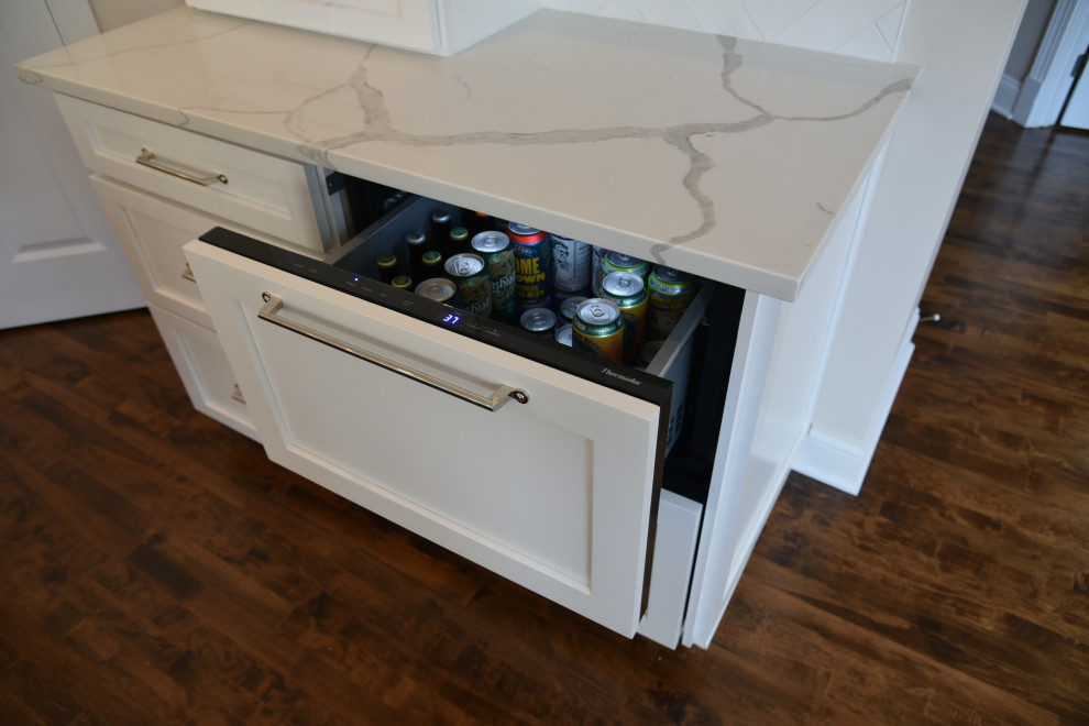 Example of a transitional kitchen design in Chicago