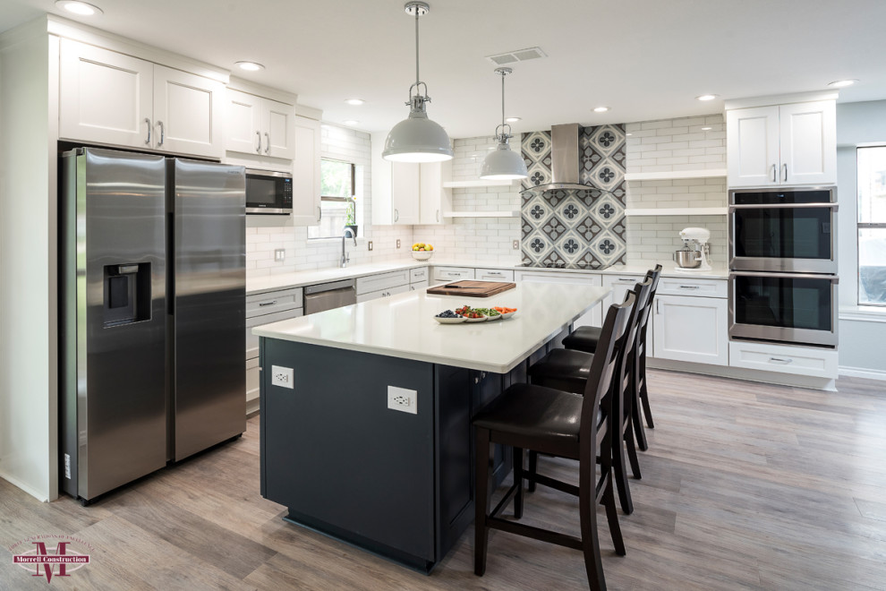 Exempel på ett mellanstort modernt vit vitt kök och matrum, med en undermonterad diskho, släta luckor, vita skåp, träbänkskiva, vitt stänkskydd, rostfria vitvaror, mellanmörkt trägolv, en köksö och grått golv