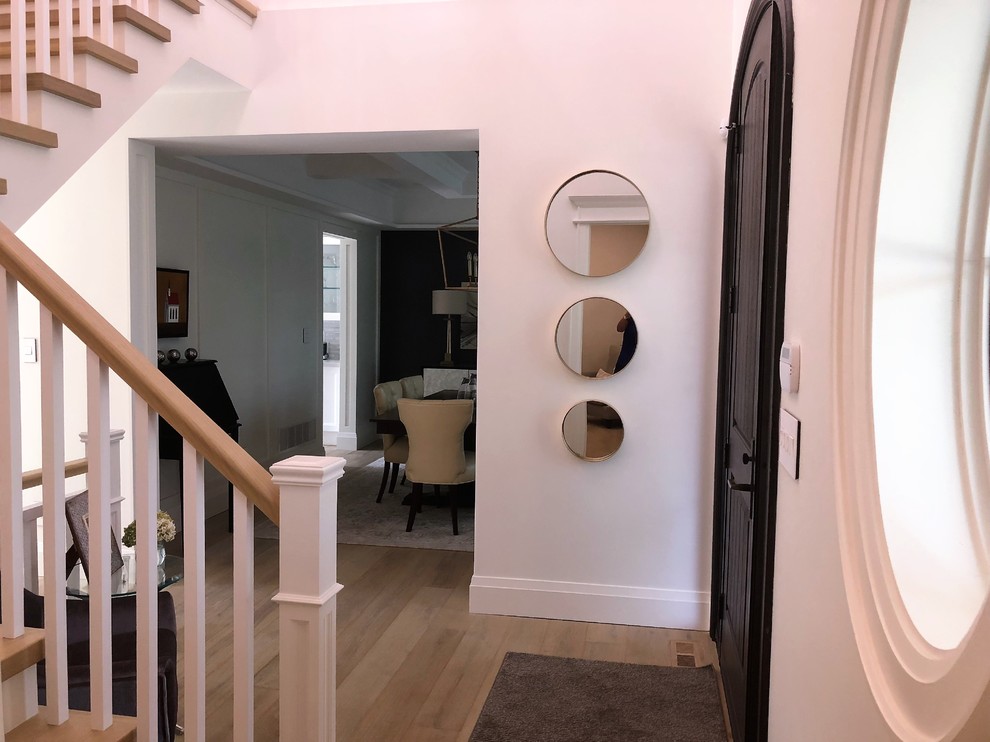 Entryway - transitional entryway idea in Toronto