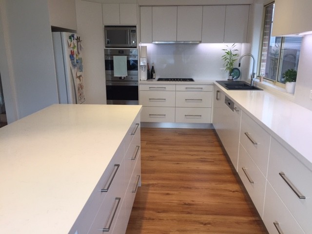 Mid-sized contemporary l-shaped kitchen pantry in Sydney with a double-bowl sink and with island.