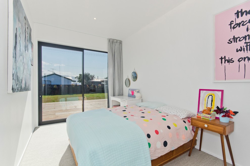 Contemporary kids' bedroom in Auckland with white walls, carpet and beige floor for kids 4-10 years old and girls.