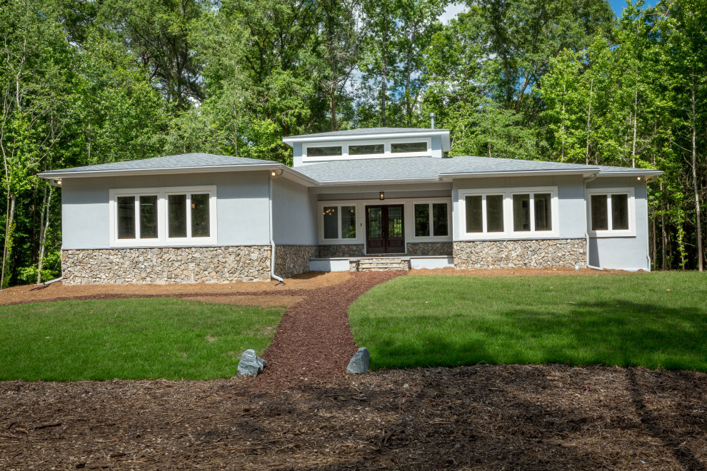 Mid-sized traditional blue one-story vinyl flat roof idea with a shingle roof and a gray roof