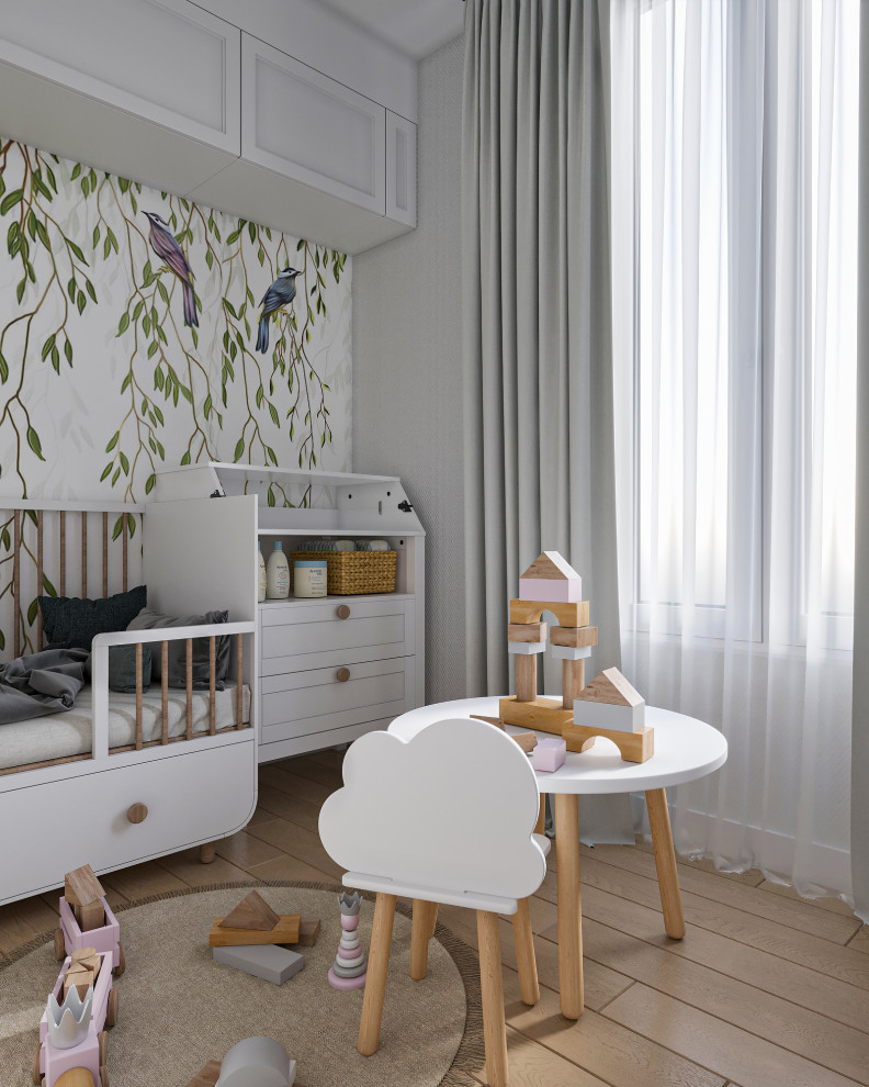 Aménagement d'une petite chambre de bébé fille moderne avec un mur blanc, parquet clair et du papier peint.