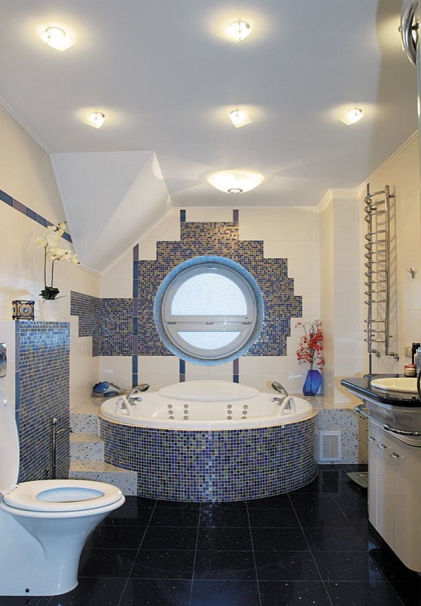 Загородный дом с фигурными окнами