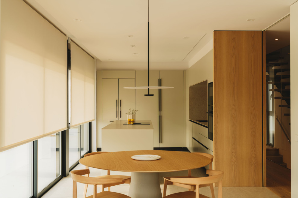 Esempio di una cucina moderna di medie dimensioni con parquet chiaro