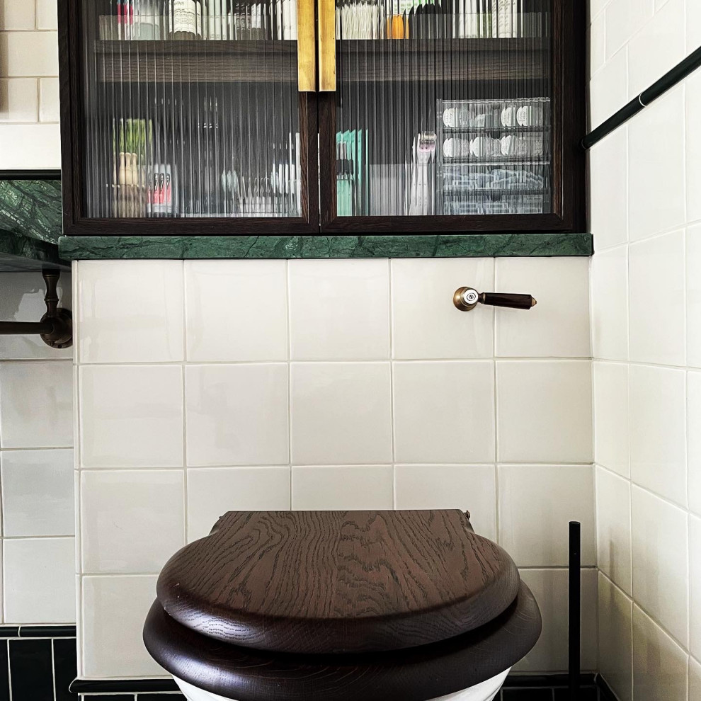 Источник вдохновения для домашнего уюта: ванная комната среднего размера в викторианском стиле с открытым душем, инсталляцией, зеленой плиткой, керамической плиткой, белыми стенами, полом из цементной плитки, душевой кабиной, накладной раковиной, мраморной столешницей, разноцветным полом, открытым душем, зеленой столешницей, тумбой под одну раковину, напольной тумбой и многоуровневым потолком