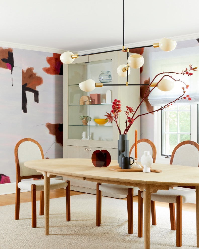 Réalisation d'une salle à manger design avec un mur multicolore et du papier peint.
