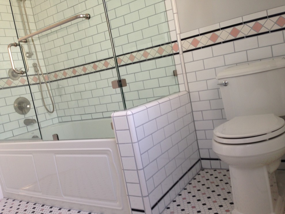 Пример оригинального дизайна: главная ванная комната среднего размера в классическом стиле с раковиной с пьедесталом, фасадами островного типа, белыми фасадами, ванной в нише, душем над ванной, раздельным унитазом, розовой плиткой, керамической плиткой, серыми стенами и полом из керамической плитки