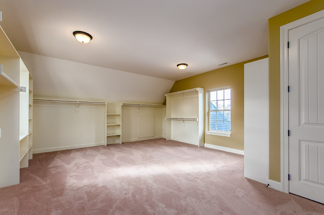Example of a transitional home design design in Columbus