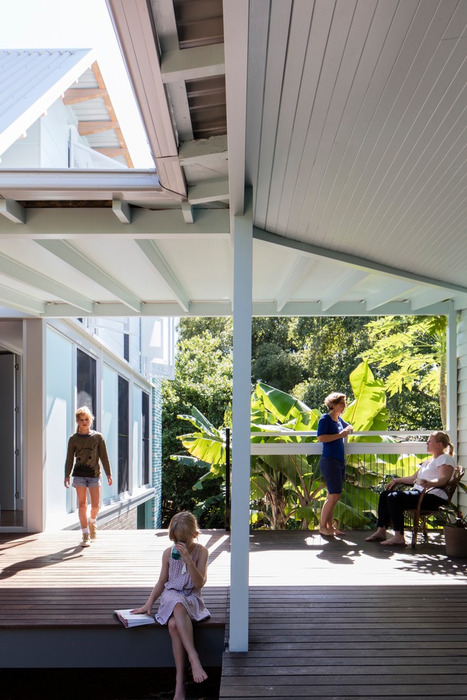 Design ideas for a tropical deck in Sydney with a roof extension.