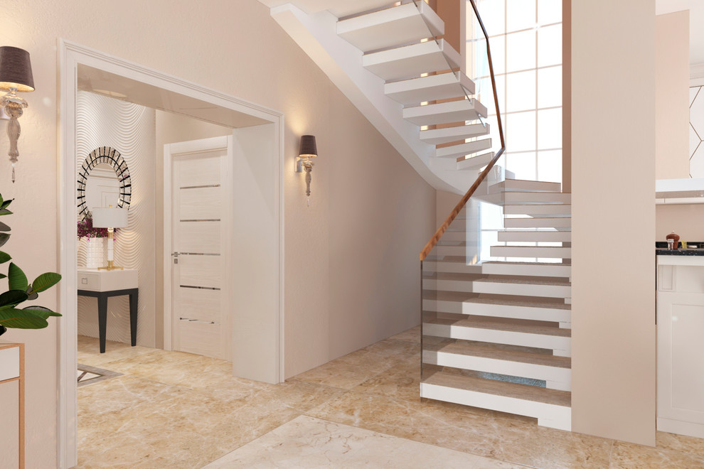 Лестница со стеклянными перилами и парящими ступенями