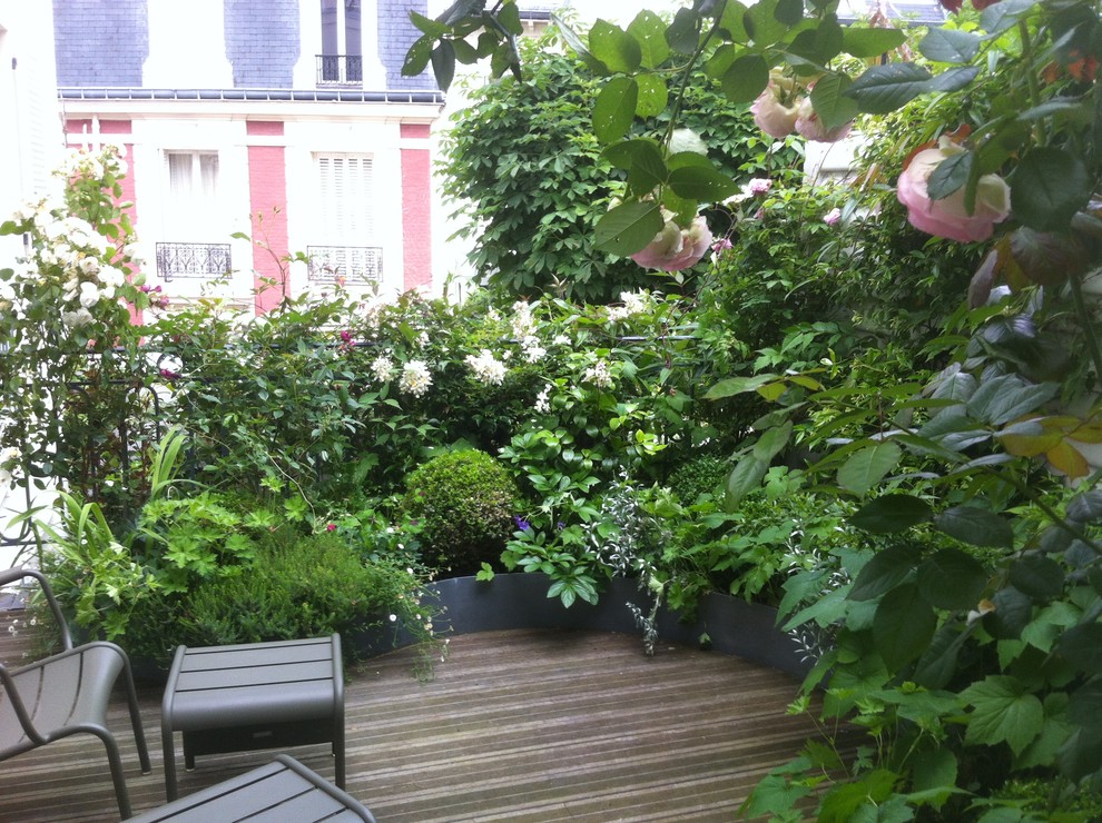 This is an example of a traditional deck in Paris.