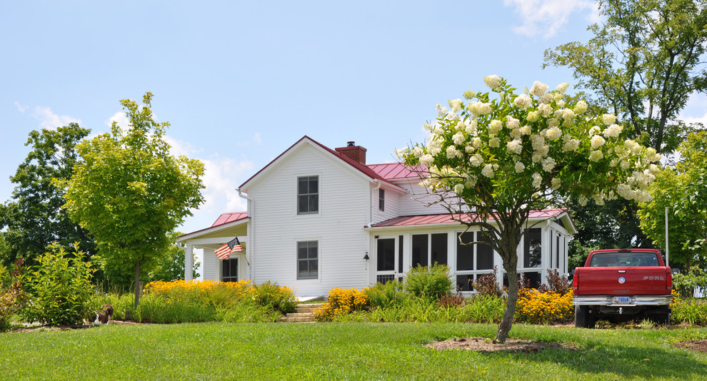 Photo of a country two-storey white exterior in Louisville.