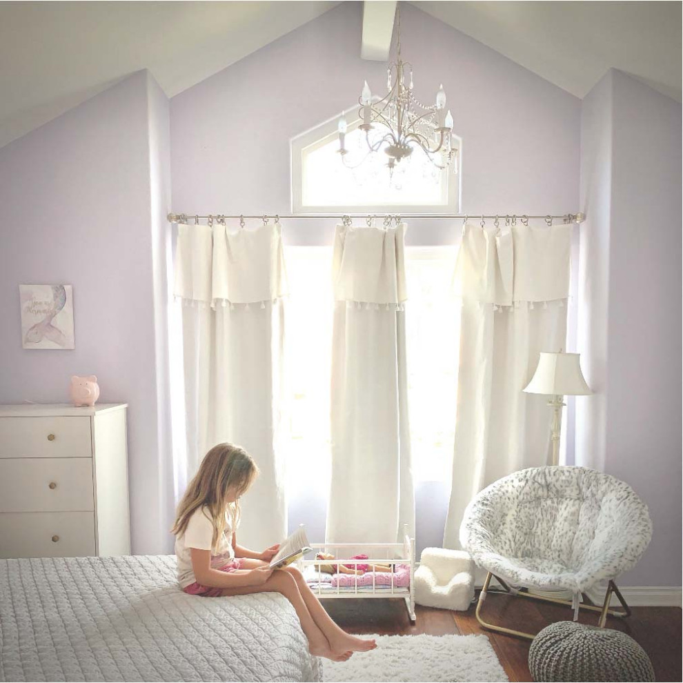 Modelo de dormitorio infantil de 4 a 10 años y abovedado clásico de tamaño medio con paredes púrpuras, suelo de madera oscura, suelo marrón y todos los tratamientos de pared