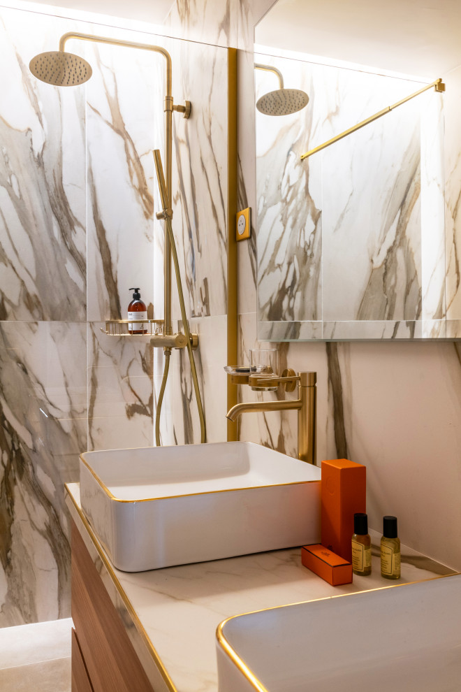 Foto di una stanza da bagno con doccia minimal di medie dimensioni con ante in legno chiaro, doccia a filo pavimento, piastrelle di marmo, lavabo da incasso, top piastrellato, pavimento beige, due lavabi e mobile bagno sospeso