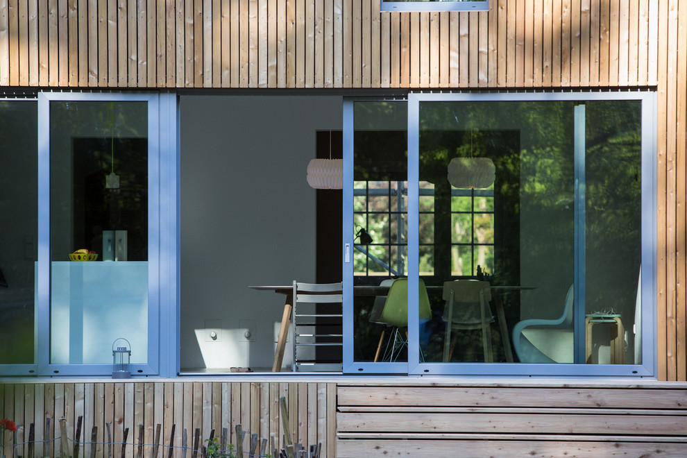 Große, Zweistöckige Moderne Holzfassade Haus mit beiger Fassadenfarbe in Hamburg