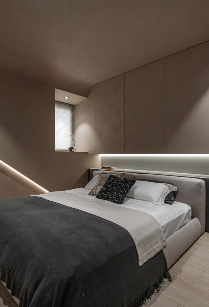 Современная спальня с гардеробной: декоративная штукатурка с эффектом арт-бетон