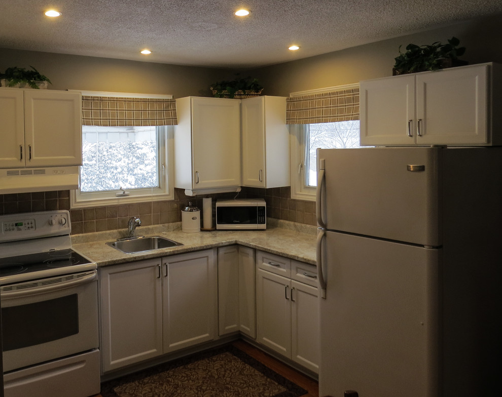 Inspiration for a small transitional home design remodel in Toronto